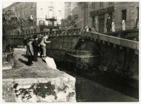 111) Pesca in via Senato - foto di circa 100 anni fa, come sarebbe bella Milano se anche oggi avessimo il naviglio che attraversa l'intera città!.jpg