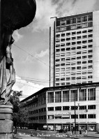 161) Il Centro Svizzero in piazza Cavour, anni ’50. Uso uffici, altezza 80 metri, piani 21, architetti lo svizzero Armin Meili e Giovanni Romano..jpg