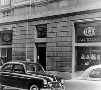 117) Buongiorno brioscina - Una vecchia Fiat 1400... e pensare che oggi i prodotti Cova li trovi anche nei supermercati. È finita la poesia.jpg