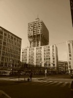 173) La Torre Velasca ad alcuni piace, ad altri no. Resta comunque un simbolo di Milano..jpg