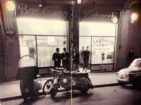131) Gli amici del Bar del Giambellino - l'è el bar, del Cerutti Gino, cun davanti un Vespun 150 GS, nalter Vespun 150 GS cun tel parabrezza, na 500 nel cantun dela foto, e un muturin, che se vedd poch.jpg