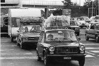 132) Milano - La sera della partenza per il mare .... anni '50 - con la roulotte attaccata all'auto e con le soste in autostrada. Con la roulotte ci sembrava di essere dei re....jpg