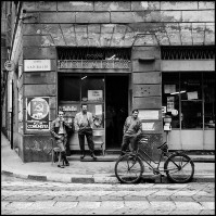 135) Vota comunista, 1970 - La sede esiste ancora, ma non è più una sezione, è un circolo, i frequentatori non sono più comunisti ma persone normali!.jpg