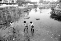 137) Darsena, anni '70 - Quanti bambini andavano a pescare nel Naviglio o fare il bagno nel Villoresi..jpg