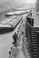 139) Le chiatte sul Naviglio - Che bei tempi era il 1953 quando ci si tuffava dal ponte di s. Cristoforo,e quando i barconi venivano trainati dal trattore ci salivamo su e andavamo sino Trezzano.jpg