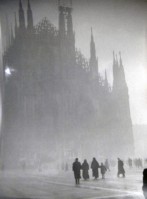 140) Anni '50 - Milano nella -scighera-.....quando, attraversando la strada, non si vedeva da un marciapiede all'altro, anche nelle viette....jpg