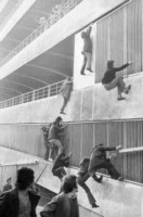 147) Chi di voi non é mai entrato così -c'era qualcunoo così scemo che  da ragazzo  scavalcava pur avendo il biglietto! Per solidarietà con gli amici!.jpg