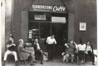 4) Milano fine anni '60  - guardando l'insegna, c'è scritto Madonnina, questa torrefazione si trovava a Ripa di Porta Ticinese..jpg