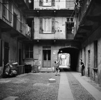 65) 1969 Corso S. Gottardo,14-na' ca' de ringhiera, dove tuch saveven de' tuch, ma tuch tè daven una man, sé tè gavevet bisogn. Poi gh'e èl curtil, dove se giugava da quand tè turnavet da Scola !.jpg
