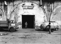 69) Milano 1984 - Dovrebbe essere l'elettrauto in via Aporti sotto i binari della Stazione..jpg