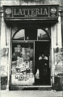 70) Milano, 1981 -  Negli anni ottanta tanti angoli del centro di milano erano ancora -indietro-... e in realtà la zona garibaldi, le cinque vie, e altre zone sono rimaste così anche negli anni novanta....jpg