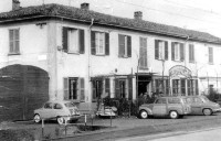 71) Trattoria della Pobbia, anni '50 - Si vede ancora il binario del travaino della STIE che collegava Milano con Legnano e Gallarate. Era soprannominato -el scingherlin-.jpg