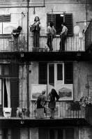 72) Milano anni '70 Case di ringhiera - quanto erano belli quei tempi .C'era comprensione si rideva spensierati ,si parlava ci si confidava e si litigava ma alla fine ci volevamo bene e ci si cercava..jpg