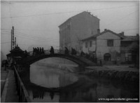 75) Milano Barona 1953. Ponte di San Cristoforo sequenza del film -Napoletani a Milano- salendo verso sanncristofro cè la barona vecchia con la parrocchia di san nazzaro e celso..jpg
