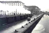 93) El Gamba de Legn corre lungo il Naviglio Pavese, in via Chiesa Rossa - quest Gamba de Legn, assumiglia a quel ché partiva, da Via Farini, e andava al paes del Trapattun, Cusan Milanin..jpg