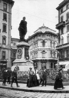 4) Largo Santa Margherita e monumento a Carlo Cattaneo, inizio '900..jpg