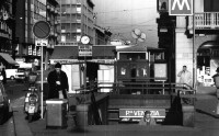 5) Piazza Oberdan (Porta Venezia), anni '90. L'edicola del Sig. Pino davanti al 2 di Buones Aires..jpg