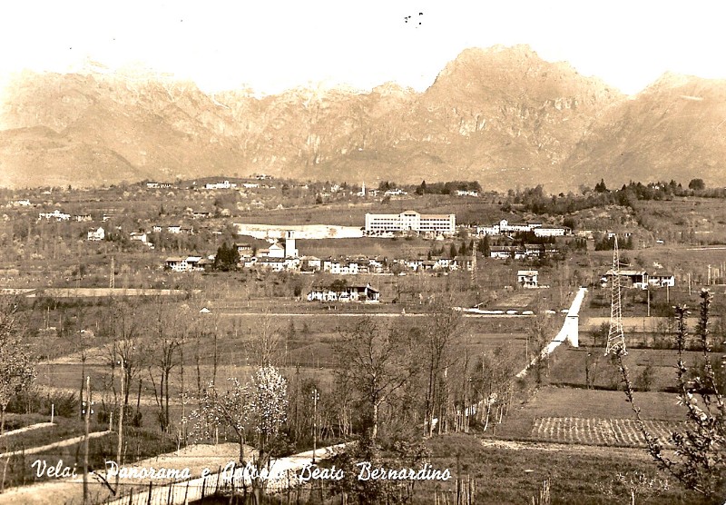 01-Vellai anno 1959 panorama con vista delle scuole.jpg