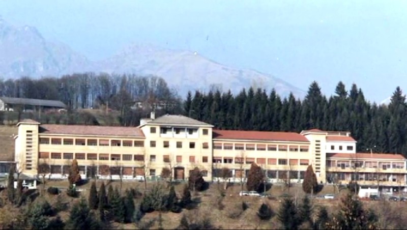 45b) Vellai anno 1963, il palazzo è stato completato con la nuova ala sulla sinistra e lo spiazzo per il campo sportivo..jpg