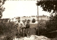 06-Vellai 1961 visita dei genitori con Follador Adriano e De Bastiani Gianfranco.jpg