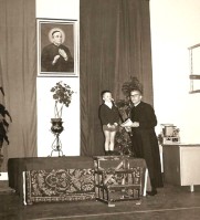 22-foto fornita da Gianni Poletti  - zecchino d'oro anno 1966 con la canzone -il pulcino ballerino-, a destra il prefetto don Santino Monti, che dal 1967 passa direttore dell'istituto.jpg