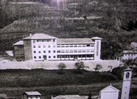 41b-Foto storica del collegio di Vellai in costruzione con in basso il paese di Vellai, anno 1952..JPG