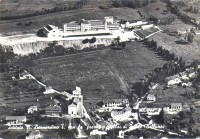 44-Vellai di Fetre(BL) anno 1963,  panorama aereo Istituto beato Bernardino Tomitano con la frazione di Vellai completato con la palestra sulla sinistra e 2 nuove costruzioni sulla destra..jpg