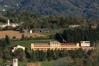 61) vellai-6 ex collegio di Vellai, dietro si intravvede il paese di Cart. Anno 2016..jpg