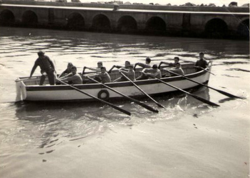 40-Il prof. Angelo Chianura con i suoi allievi sul Porto canale Estensi-Garibaldi.jpg