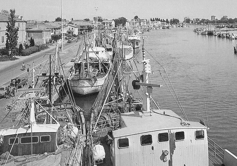 511-Porto Garibaldi pescherecci in porto.jpg