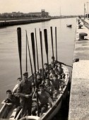 04-Alza remi sul porto canale Estensi-Garibaldi,prof Chianura e allievi.jpg