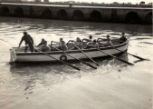 40-Il prof. Angelo Chianura con i suoi allievi sul Porto canale Estensi-Garibaldi.jpg