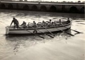 40-Il prof. Angelo Chianura con i suoi allievi sul Porto canale Estensi-Garibaldi.jpg