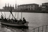 58-Porto canale Estensi-Garibaldi, al timone il prof. Angelo Chianura.jpg