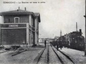 424-Comacchio-stazione con il treno in arrivo ( 1911-1931).jpg