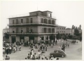 441-Porto Garibaldi p.zza 3 Agosto e il bar sport anni '60.jpg