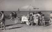 442-Porto Garibaldi-gelati in spiaggia motorizzati, anni '60.jpg