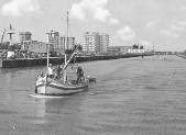 507-Porto Garibaldi - entrata peschereccio in porto.jpg