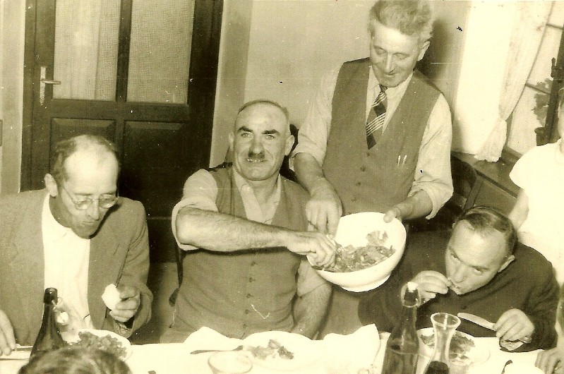 10-In trattoria Battista Paganiin, Jiio Roni, Bepi parigi e don Evaristo che mangia di gusto.jpg