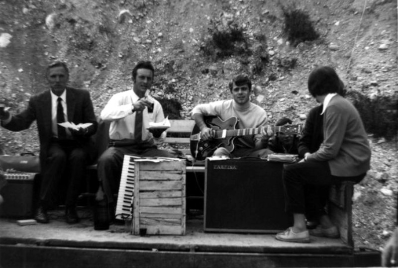 50-Gino Mezzomo, complesso musicale con chitarra elettrica e fisarmonica. San Gregorio nelle Alpi, anni sessanta..jpg
