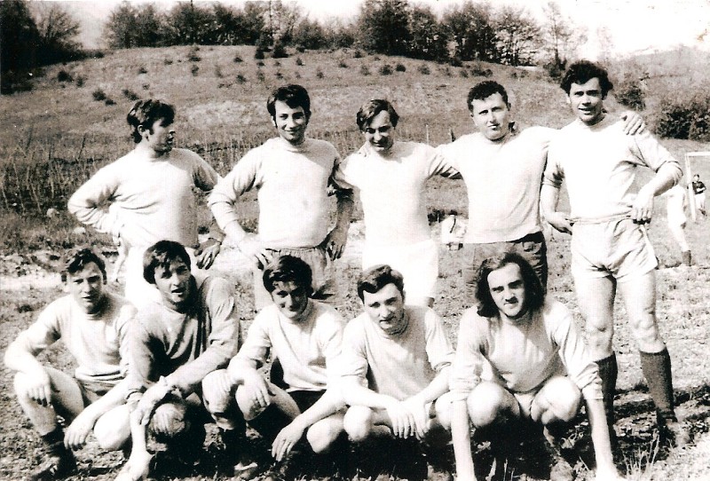 53-Calcio a San Gregorio, una delle prime formazioni, in alto, da sn Sandro Cassol, Dario Brandalise, Ambrogio Argenta, Costantino De Bastiani, Renato Strazzabosco, in ginocchio, da sn Edi Lise, .jpg