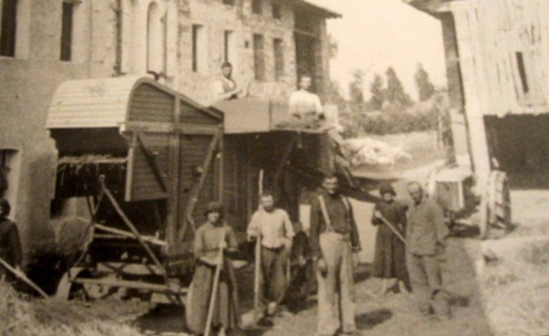 58-La prima ed unica trebbiatrice di San Gregorio di Bolza Luigi a Paluch. Anni '40.JPG