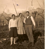01-Angelo Titton (Tonet) con sue sorelle - San Gregorio 6-1-1930.jpg