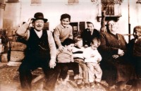 16-Fontanive Guerrino -MORETTO- con la moglie Celestina, nipoti e pronipoti nel cortile di casa.jpg