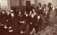 23-Interno della chiesa di S. Gregorio con fedeli (fine anni 60).jpg