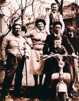24-La famiglia De Bastiani Attilio, da sinistra il padre Silvio, la moglie Giovanna, i figli Costantino e Raffaello e la madre Maria (inizio anni 60).jpg