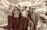 29-Operai S. Gregorio nel cantiere della -Gran Dixence- (altitudine 2.141 m). Si riconoscono Cadorin Giovanni, Carazzai Mario, Carazzai Guerrino e Bortoluzzi Bruno (anni 50).jpg