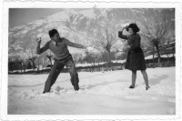 36-Battaglia di neve tra innamorati nella campagna di San Gregorio nelle Alpi. Anni cinquanta..jpg