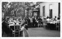 37-Pranzo matrimoniale sotto la pergola. San Gregorio nelle Alpi, anni cinquanta..jpg