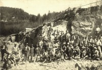 39-Cantiere stradale in Svizzera. Nel gruppo di sterratori operai di S. Gregorio nelle Alpi. 1907..jpg